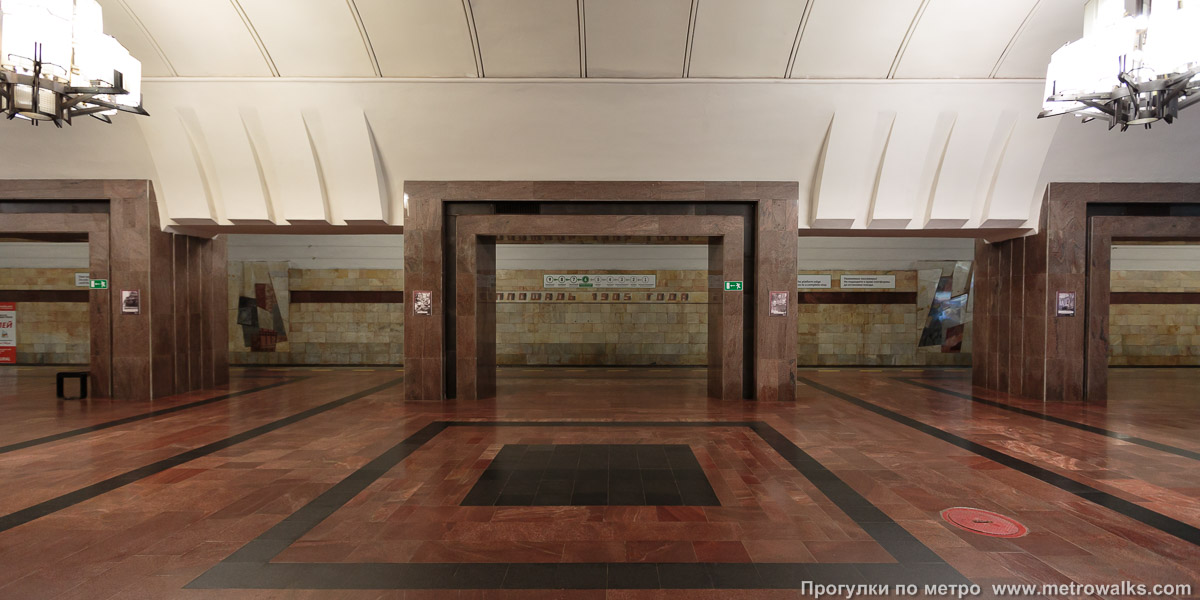 Фотография станции Площадь 1905 года (Екатеринбург). Поперечный вид, проходы между колоннами из центрального зала на платформу.