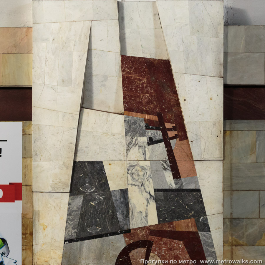 Фотография станции Площадь 1905 года (Екатеринбург). Декоративное оформление путевой стены крупным планом. Мозаика «Телеграф».