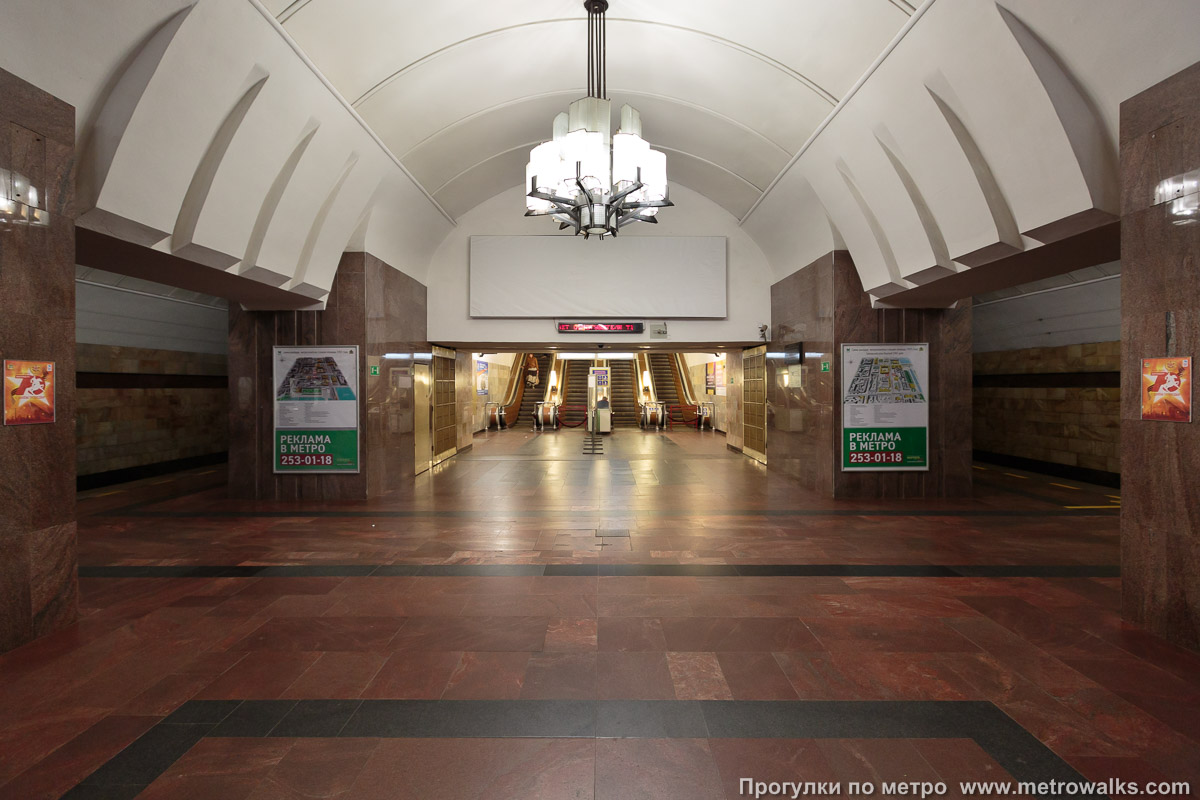Фотография станции Площадь 1905 года (Екатеринбург). Выход в город, эскалаторы начинаются прямо с уровня платформы.