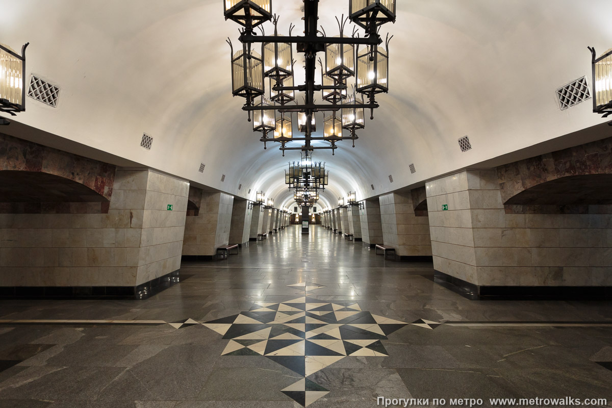 Фотография станции Уральская (Екатеринбург). Общий вид по оси станции от глухого торца в сторону выхода. Фотография станции Уральская (Екатеринбург). Общий вид по оси станции от глухого торца в сторону выхода.