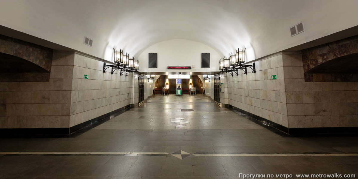 Фотография станции Уральская (Екатеринбург). Выход в город, эскалаторы начинаются прямо с уровня платформы.