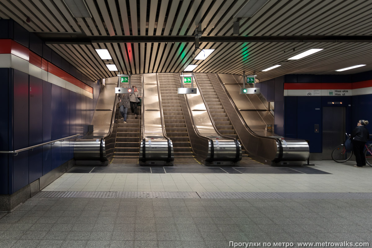 Фотография станции Hakaniemi / Hagnäs [Ха́каниэ́ми] (Хельсинки). Эскалаторы. Основной ярус эскалаторов в подземный вестибюль.