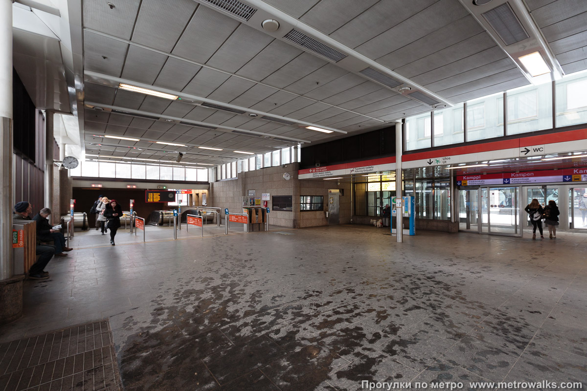 Фотография станции Kamppi / Kampen [Ка́мппи] (Хельсинки). Внутри вестибюля станции, общий вид.