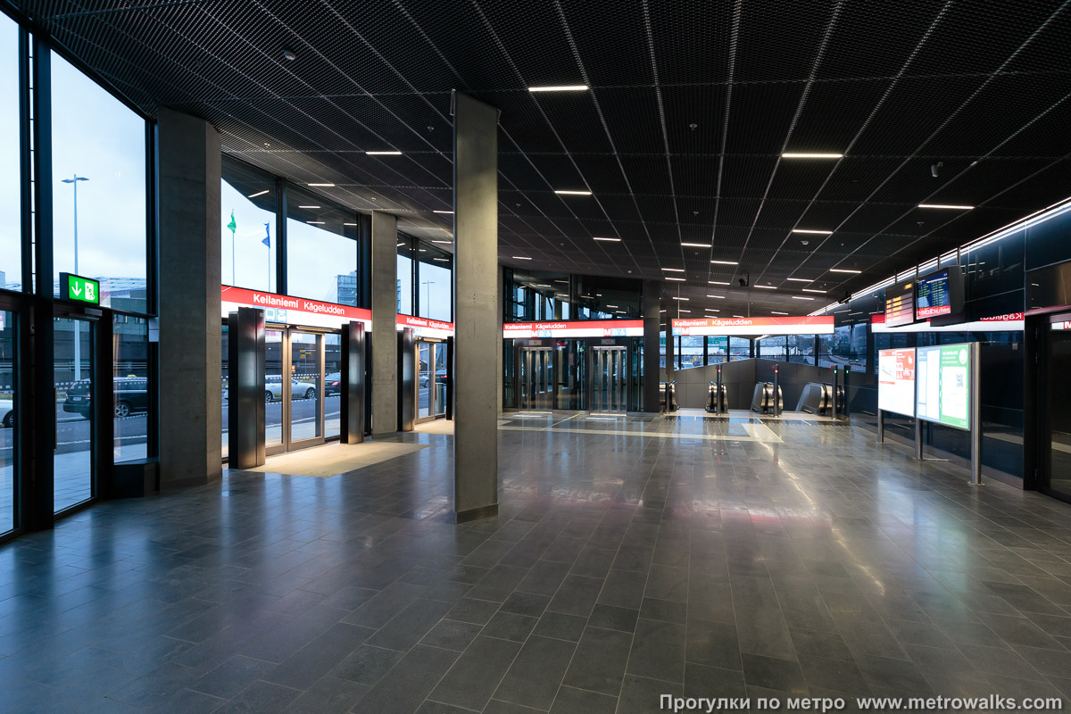 Фотография станции Keilaniemi / Kägeludden [Ке́йланиэ́ми] (Хельсинки). Внутри вестибюля станции, общий вид. Верхний этаж вестибюля «A».