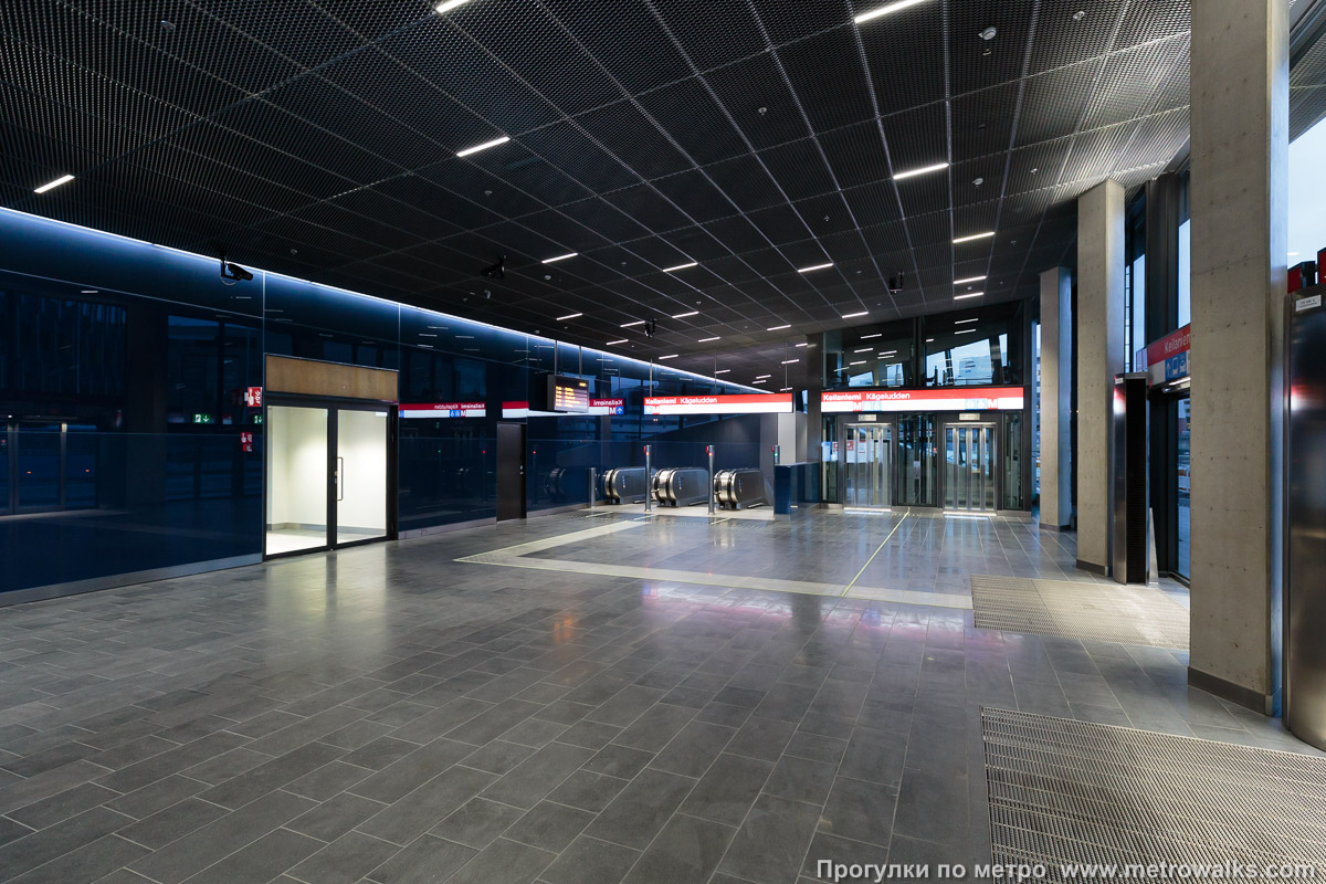 Фотография станции Keilaniemi / Kägeludden [Ке́йланиэ́ми] (Хельсинки). Внутри вестибюля станции, общий вид. Верхний этаж вестибюля «B».