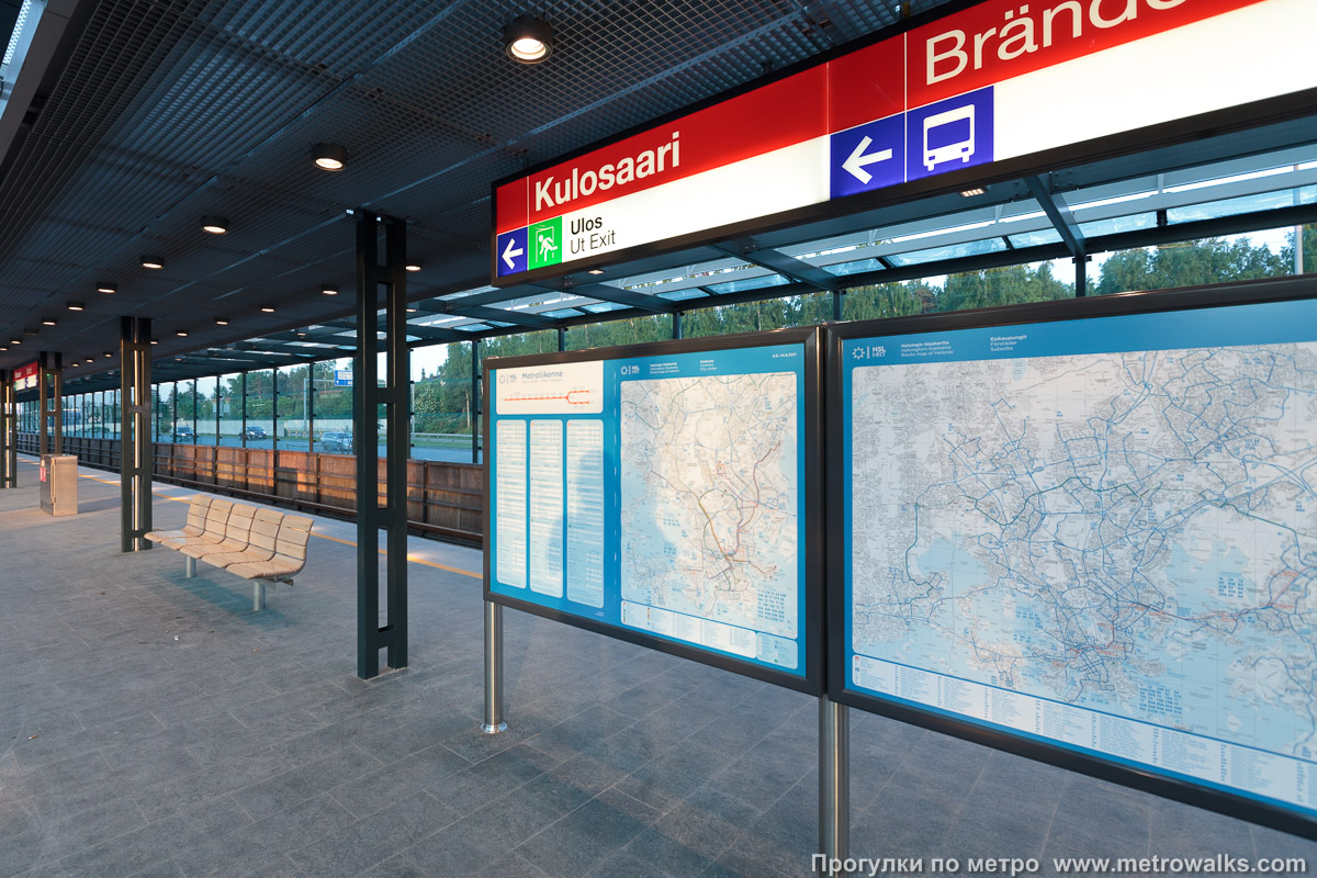 Фотография станции Kulosaari / Brändö [Ку́лосаа́ри] (Хельсинки). Информационный стенд.