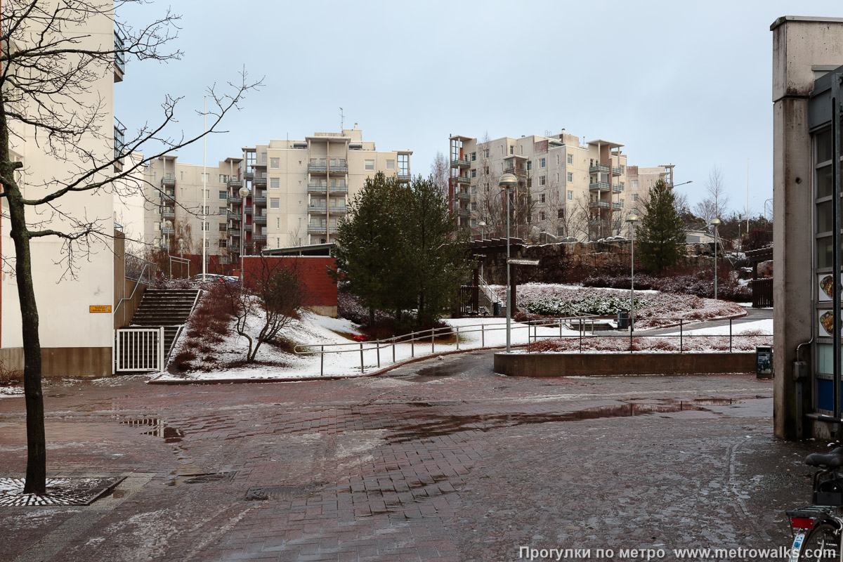Фотография станции Mellunmäki / Mellungsbacka [Ме́ллунмя́ки] (Хельсинки). С восточной стороны станции простирается жилой микрорайон.