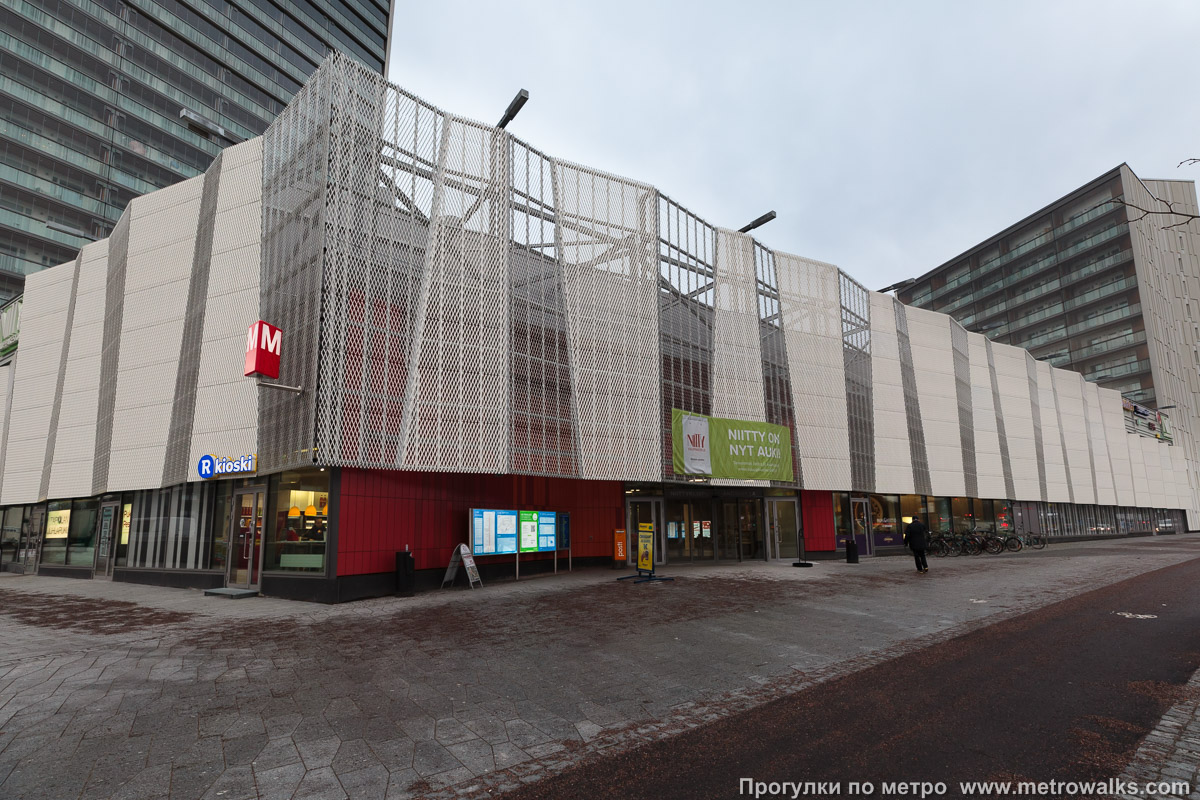 Фотография станции Niittykumpu / Ängskulla [Нии́ттюку́мпу] (Хельсинки). Наземный вестибюль станции встроен в торговый комплекс.