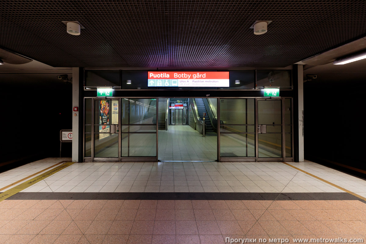 Фотография станции Puotila / Botby Gård [Пуо́тила] (Хельсинки). Часть станции около выхода в город. Восточный выход «A» — на площадь метро Пуотила (Puotilan metrotori).