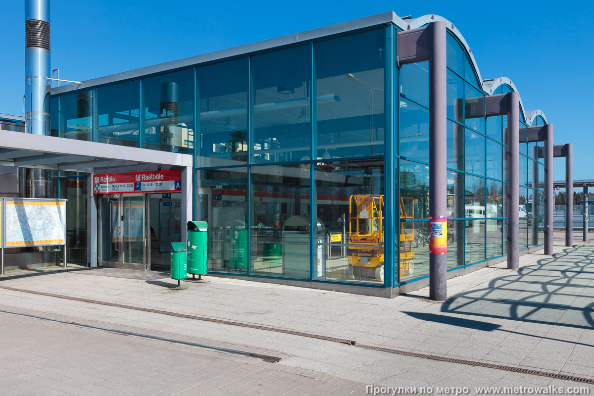 Фотография станции Rastila / Rastböle [Ра́стила] (Хельсинки). Вход в наземный вестибюль крупным планом.