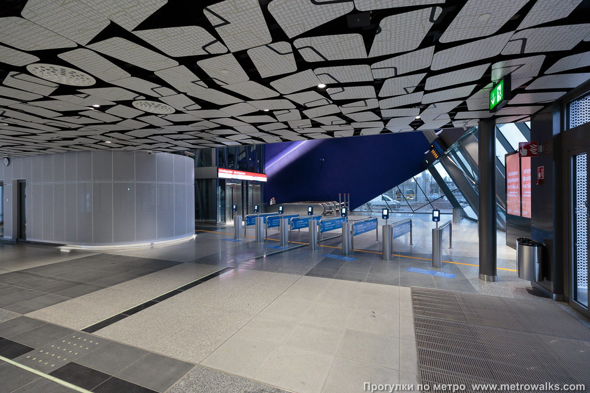Фотография станции Urheilupuisto / Idrottsparken [У́рхейлупу́йсто] (Хельсинки). Внутри вестибюля станции, общий вид.
