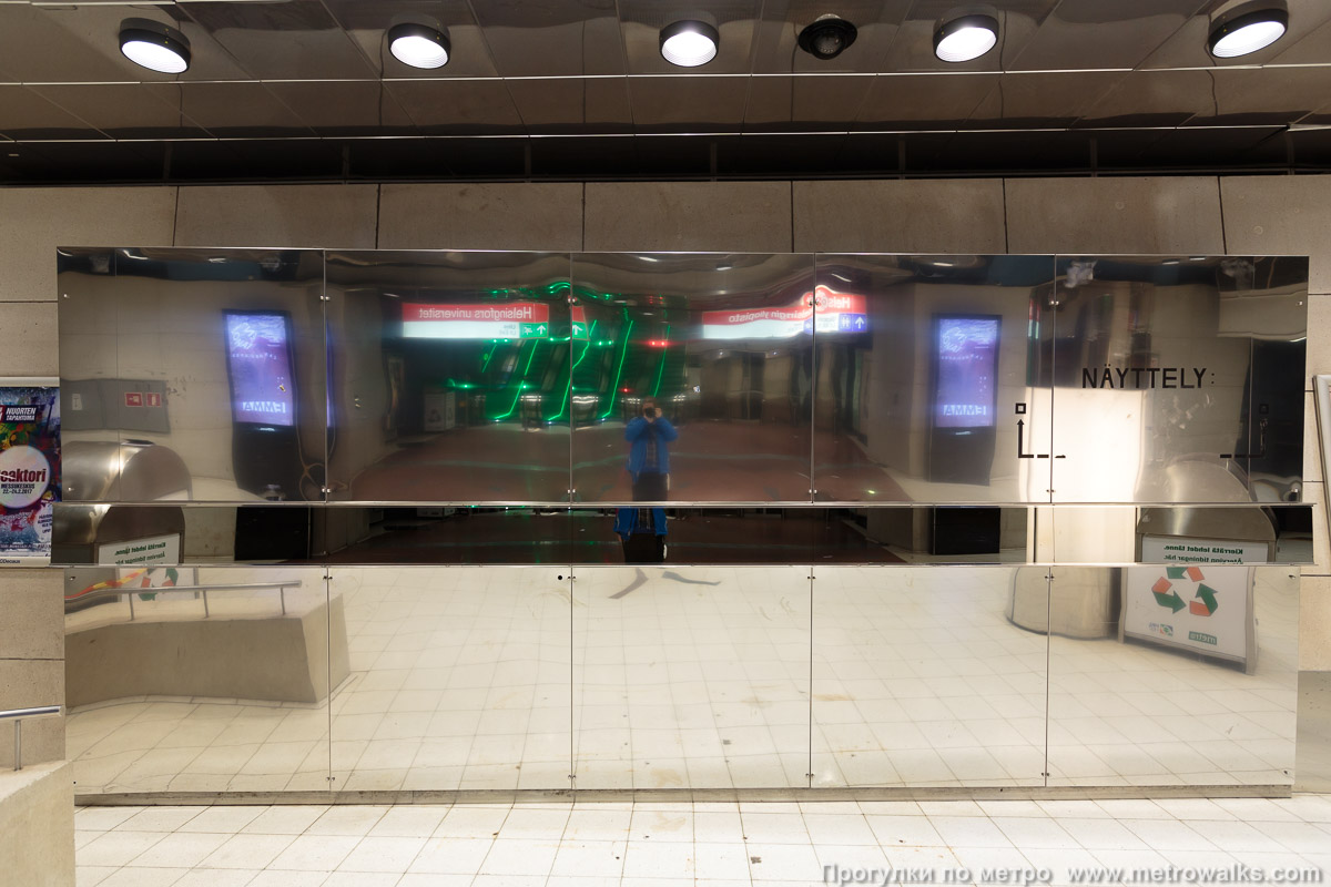 Фотография станции Helsingin yliopisto / Helsingfors universitet [Хе́льсиньин у́лио́писто] (Хельсинки). Декоративное оформление глухого торца.