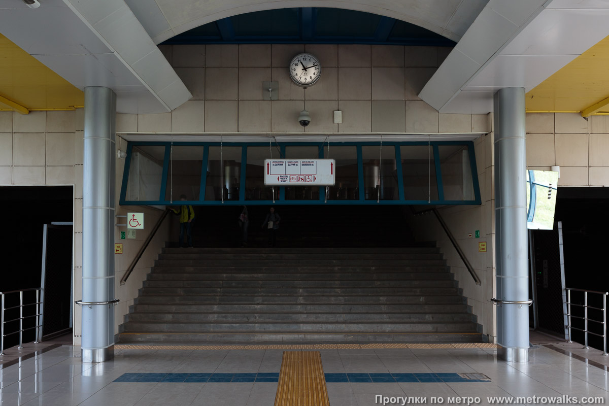 Фотография станции Аметьево / Әмәт (Казань). Выход в город осуществляется по лестнице. Первый выход (восточный) — на Даурскую улицу.