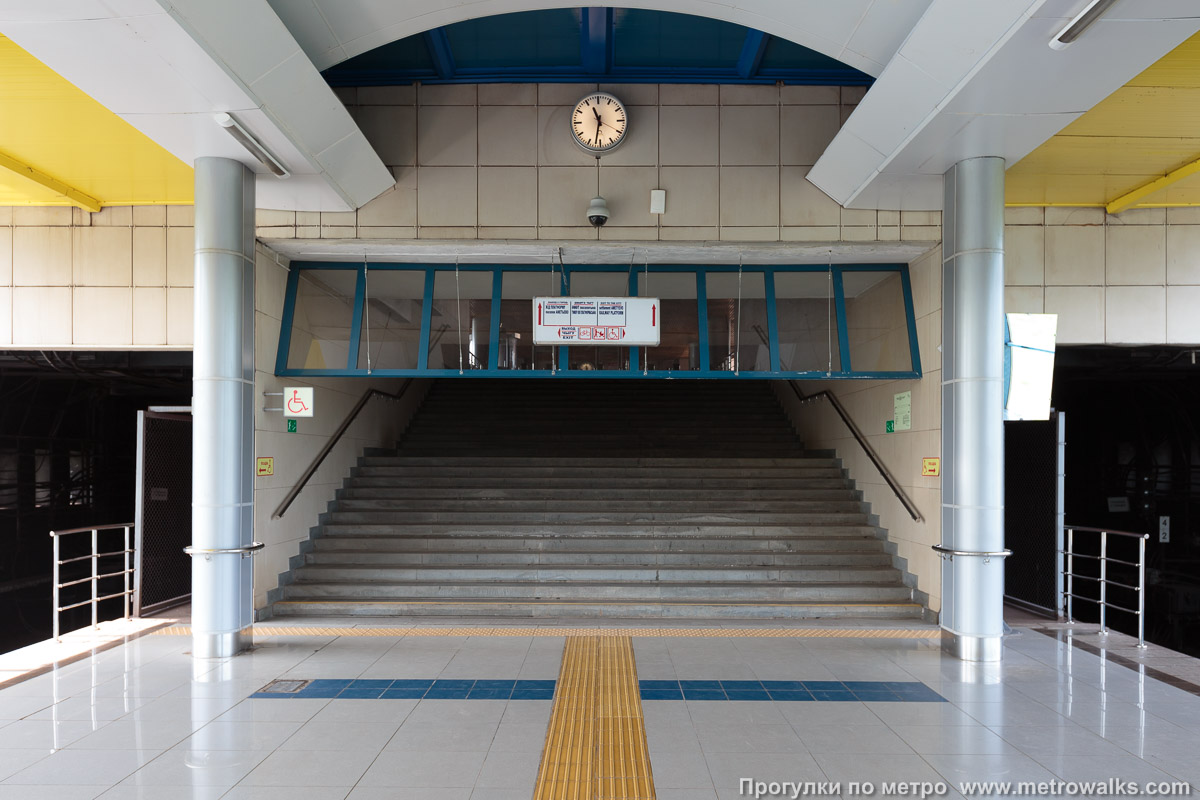 Фотография станции Аметьево / Әмәт (Казань). Выход в город осуществляется по лестнице. Второй выход — на железнодорожную платформу «Посёлок Аметьево».