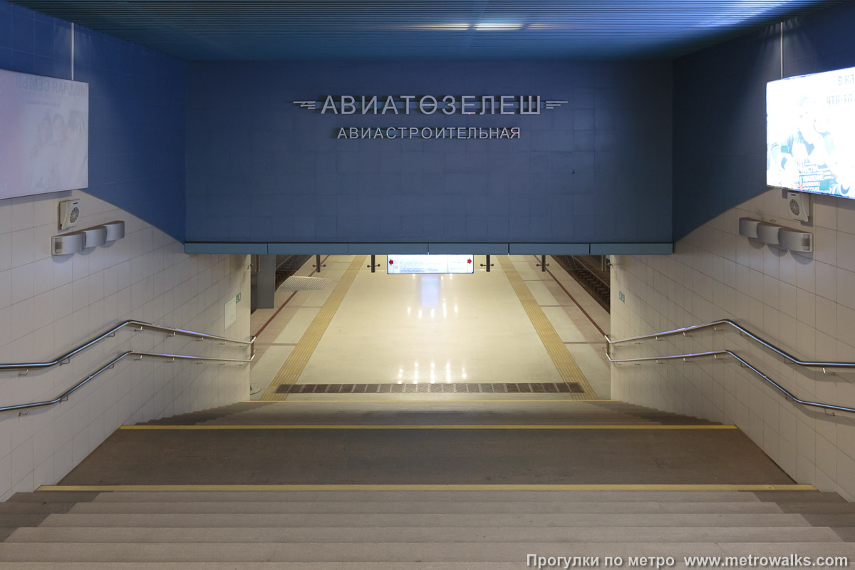 Фотография станции Авиастроительная / Авиатөзелеш (Казань). Спуск на станцию по лестнице. (Из южного вестибюля.) Фотография станции Авиастроительная / Авиатөзелеш (Казань). Спуск на станцию по лестнице. (Из южного вестибюля.)