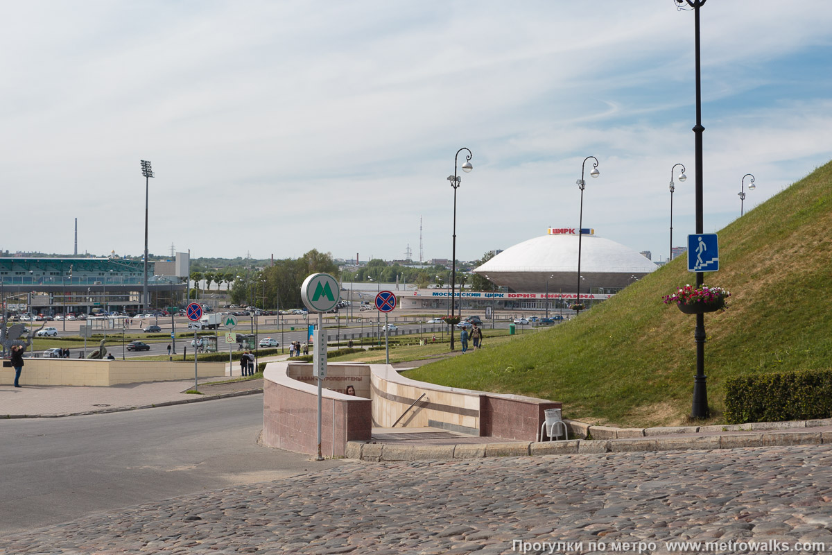 Фотография станции Кремлёвская / Кремль (Казань). Вход на станцию осуществляется через подземный переход. Справа — кремлёвский холм, прямо — площадь Тысячелетия, за ней — цирк.