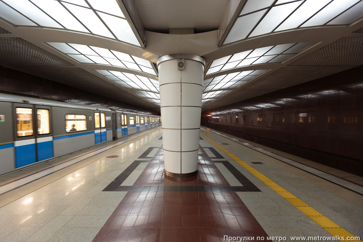 Фотография станции Северный вокзал / Төньяк вокзал (Казань). Продольный вид по оси станции. Для оживления картинки — с поездом.