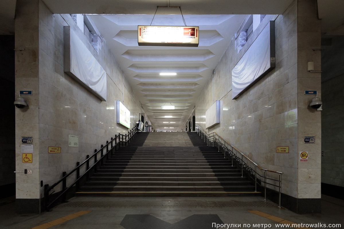 Фотография станции Площадь Габдуллы Тукая / Тукай Мәйданы (Казань). Выход в город осуществляется по лестнице. Первый, северо-западный выход со станции — в сторону площади Тукая.