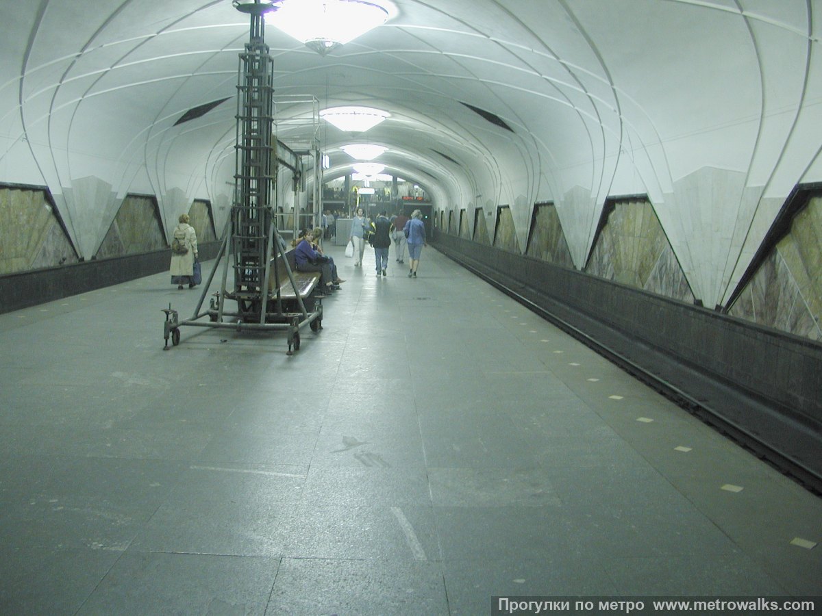 Фотография станции Аэропорт (Замоскворецкая линия, Москва). Продольный вид вдоль края платформы.