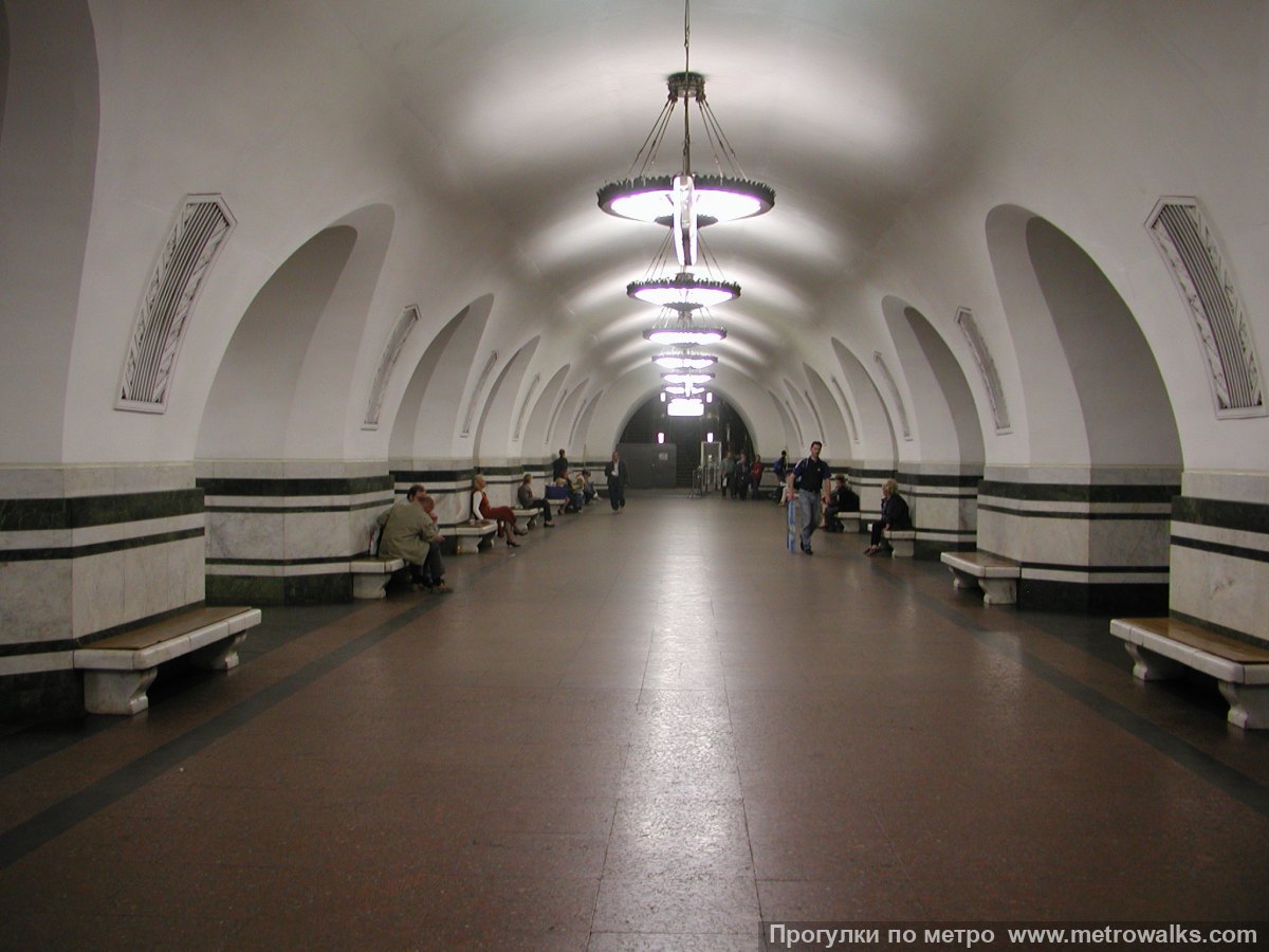 Фотография станции Алексеевская (Калужско-Рижская линия, Москва). Центральный зал станции, вид вдоль от глухого торца в сторону выхода.