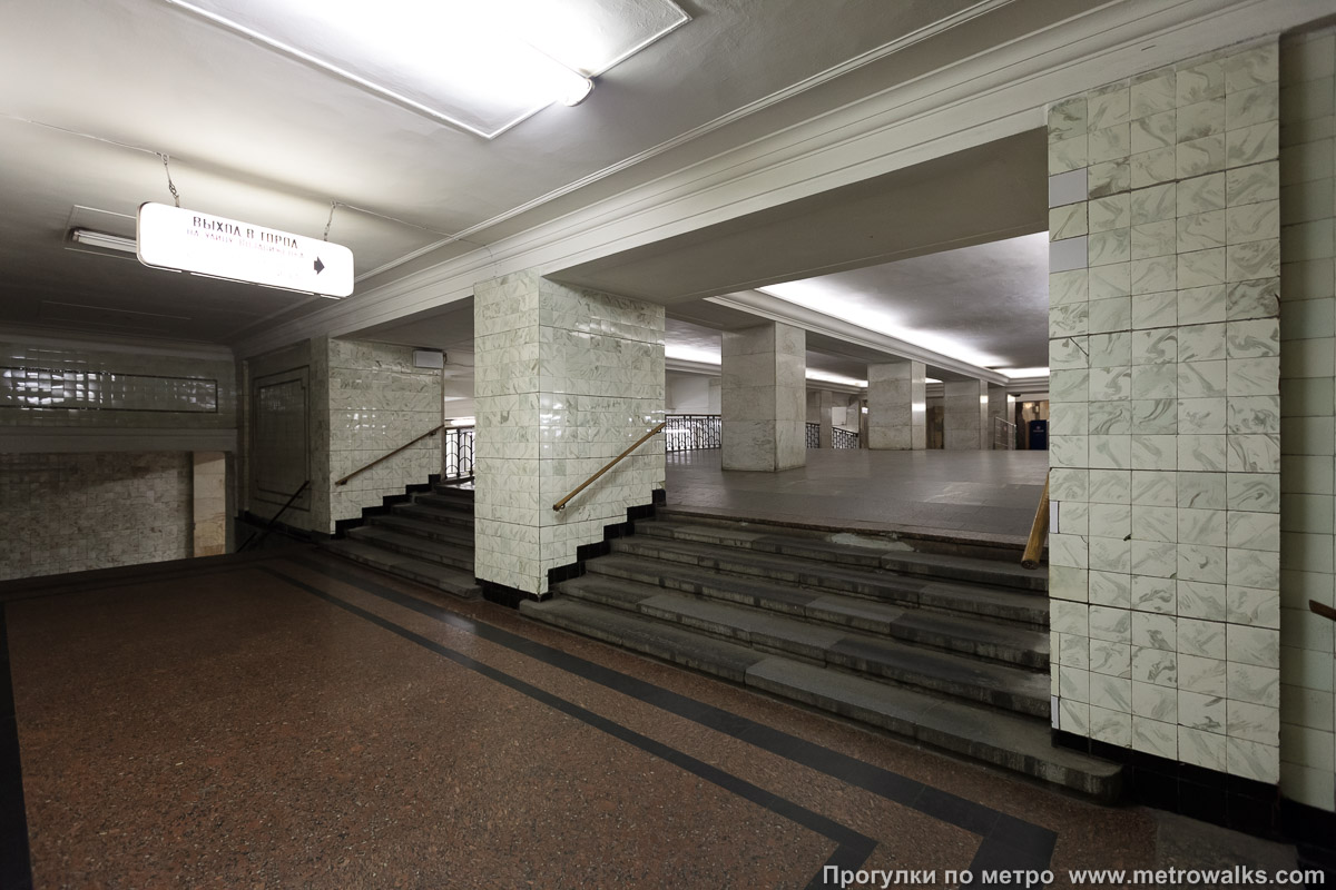 Фотография станции Александровский сад (Филёвская линия, Москва). Лестница переходного мостика на противоположную платформу.