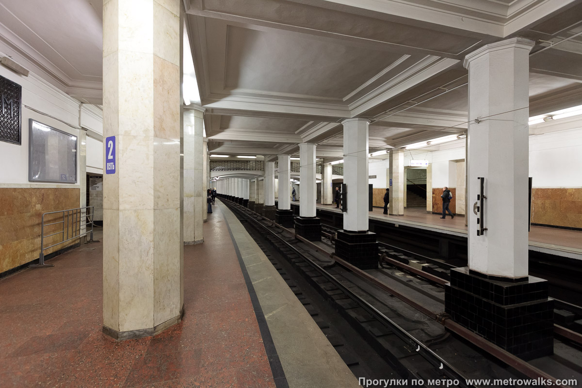 Фотография станции Александровский сад (Филёвская линия, Москва). Продольный вид вдоль края платформы. 2-й путь (выпуклая платформа).