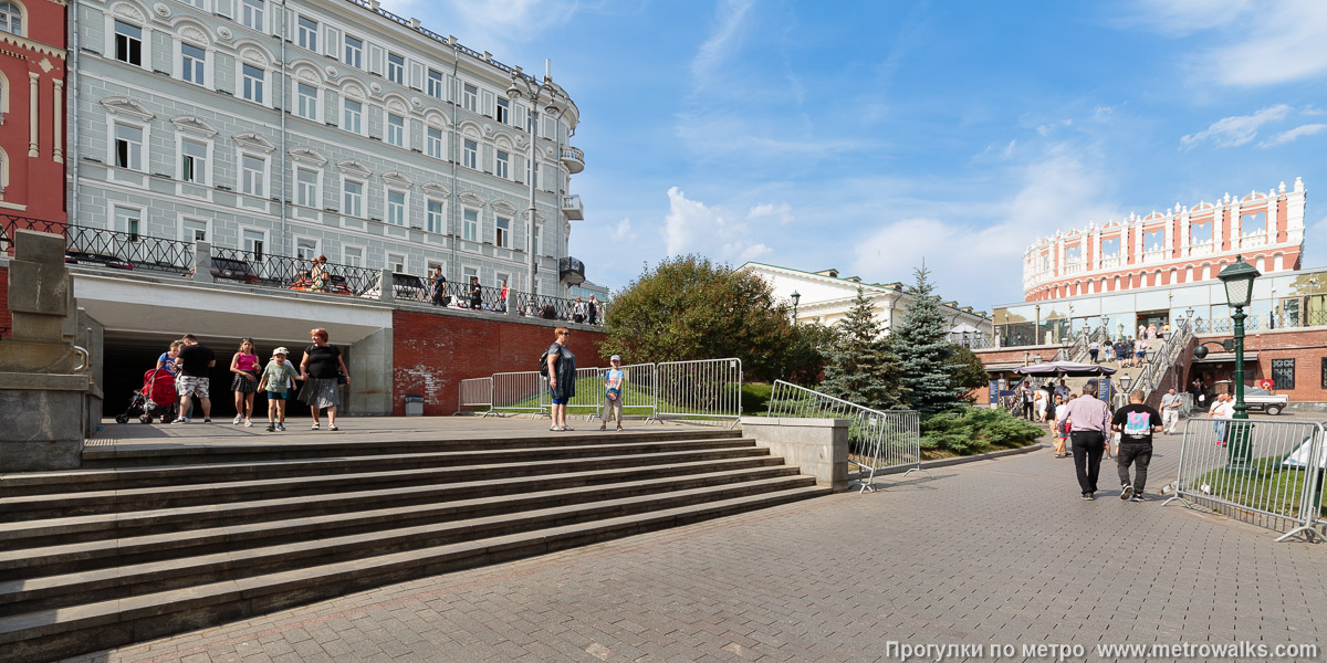 Фотография станции Александровский сад (Филёвская линия, Москва). Общий вид окрестностей станции. Александровский сад около Кутафьей башни и Манежа. Фотография станции Александровский сад (Филёвская линия, Москва). Общий вид окрестностей станции. Александровский сад около Кутафьей башни и Манежа.