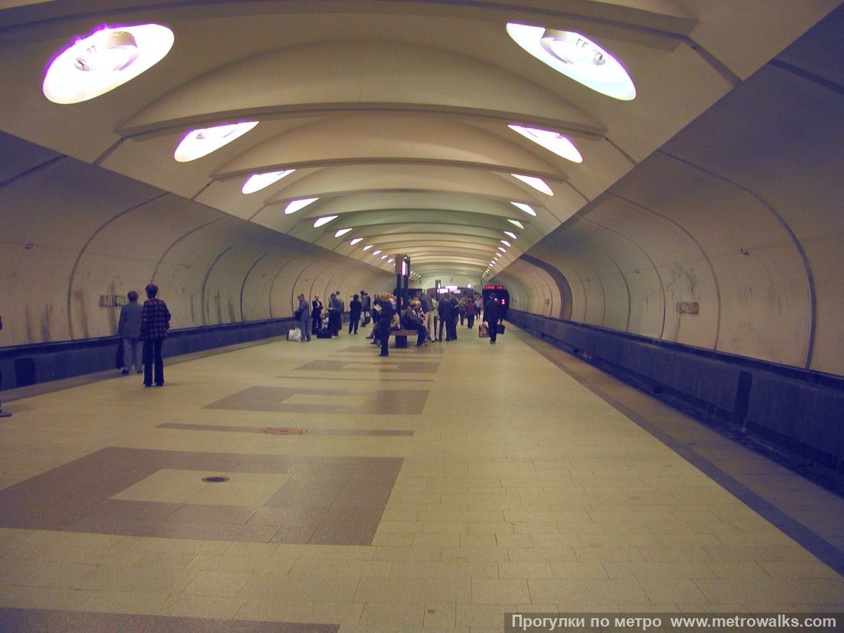 Фотография станции Алтуфьево (Серпуховско-Тимирязевская линия, Москва). Продольный вид вдоль края платформы.