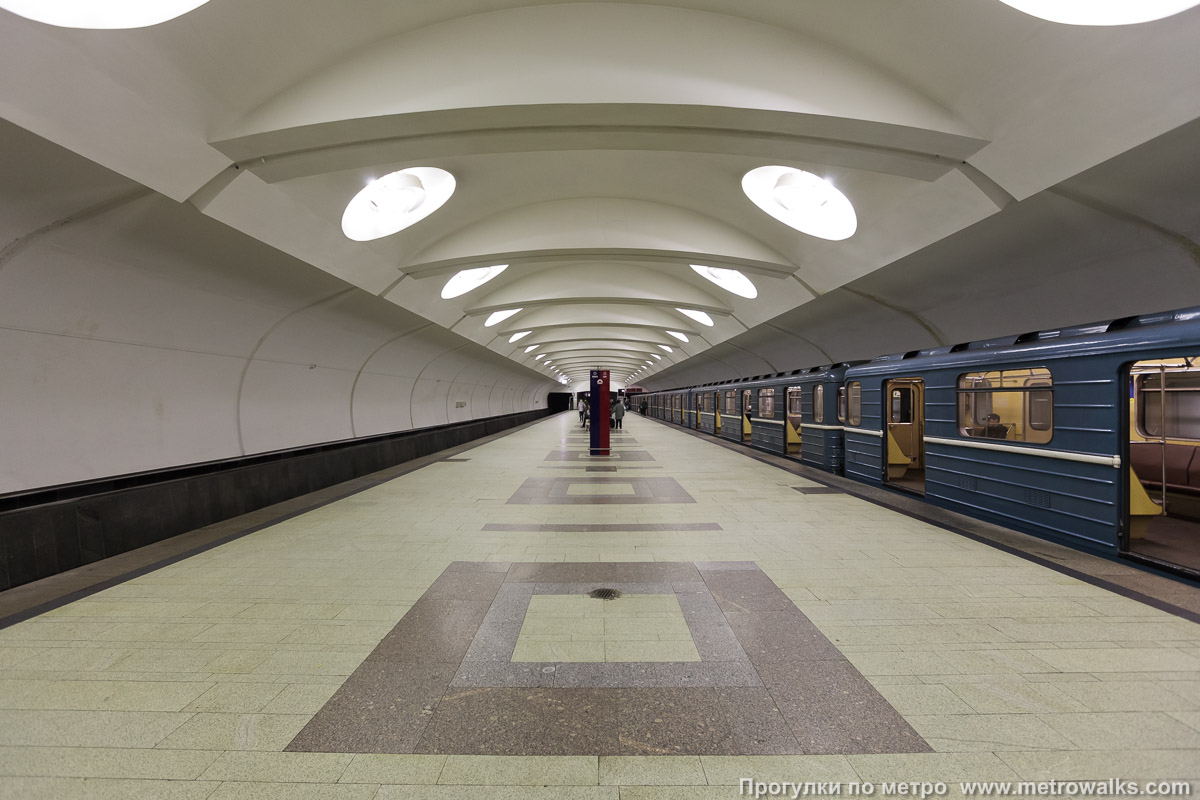 Фотография станции Алтуфьево (Серпуховско-Тимирязевская линия, Москва). Продольный вид по оси станции.