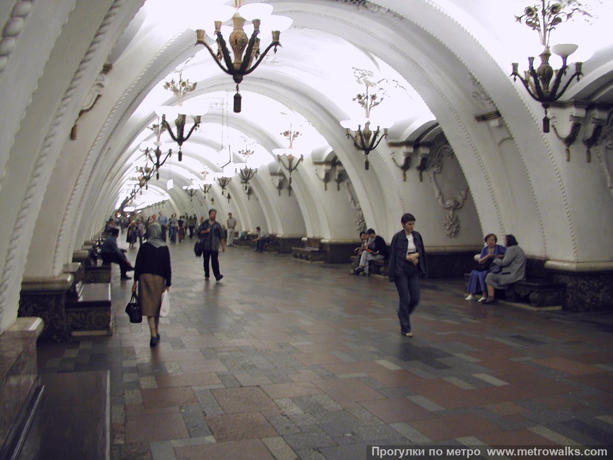 Фотография станции Арбатская (Арбатско-Покровская линия, Москва). Вид по диагонали.