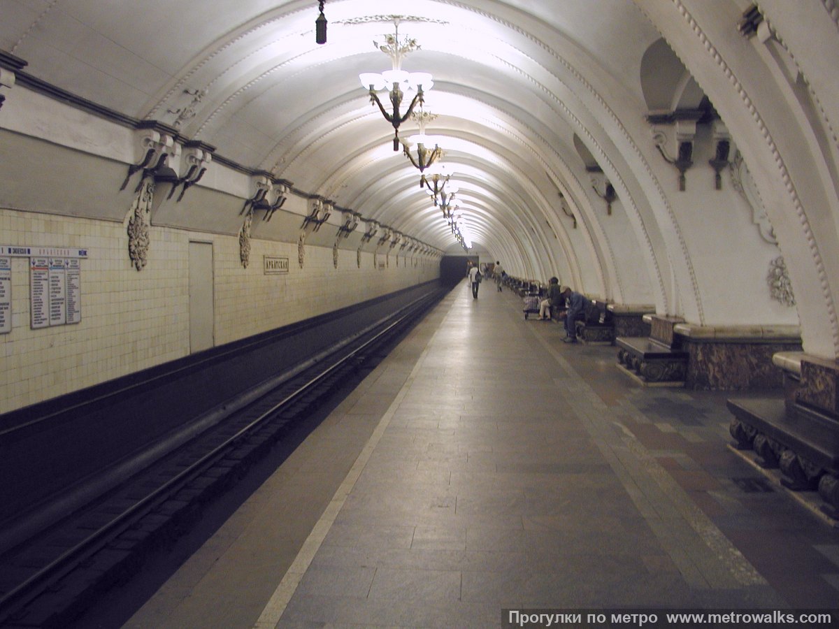 Фотография станции Арбатская (Арбатско-Покровская линия, Москва). Боковой зал станции и посадочная платформа, общий вид.