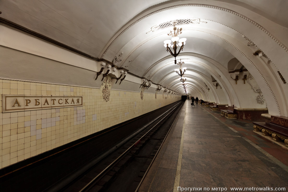 Фотография станции Арбатская (Арбатско-Покровская линия, Москва). Боковой зал станции и посадочная платформа, общий вид. Фотография станции Арбатская (Арбатско-Покровская линия, Москва). Боковой зал станции и посадочная платформа, общий вид.