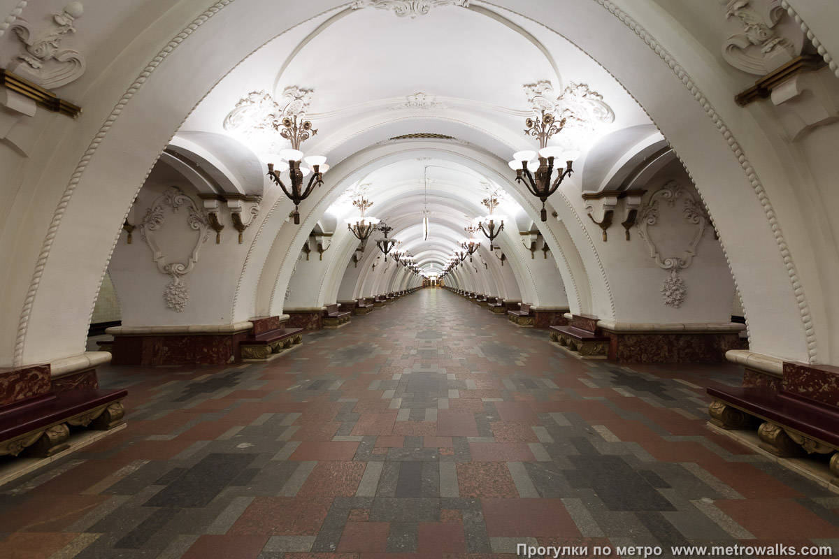 Фотография станции Арбатская (Арбатско-Покровская линия, Москва). Продольный вид центрального зала.