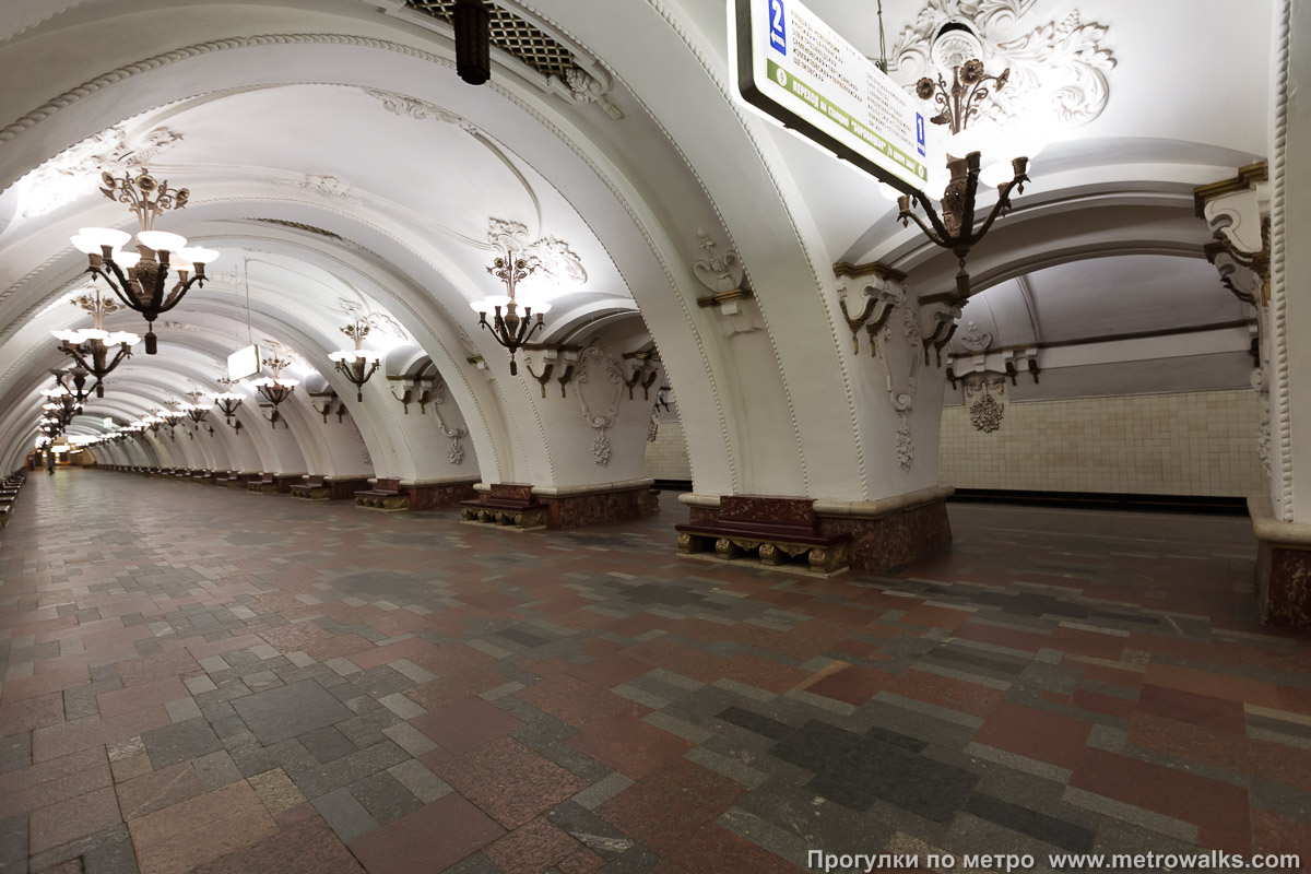 Фотография станции Арбатская (Арбатско-Покровская линия, Москва). Вид по диагонали.