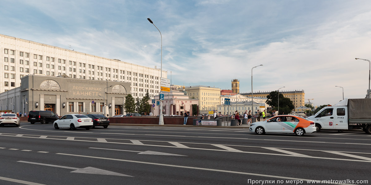 Фотография станции Арбатская (Филёвская линия, Москва). Общий вид окрестностей станции.