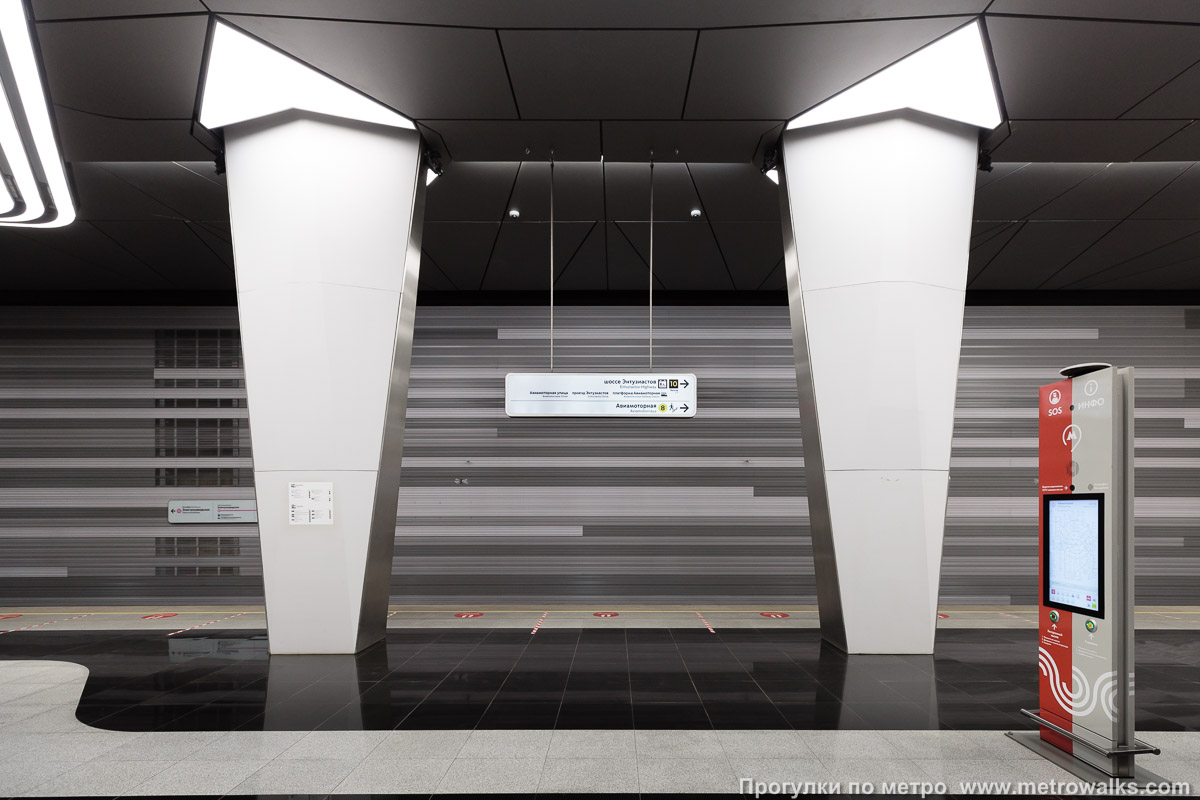 Фотография станции Авиамоторная (Некрасовская линия, Москва). Поперечный вид, проходы между колоннами из центрального зала на платформу.