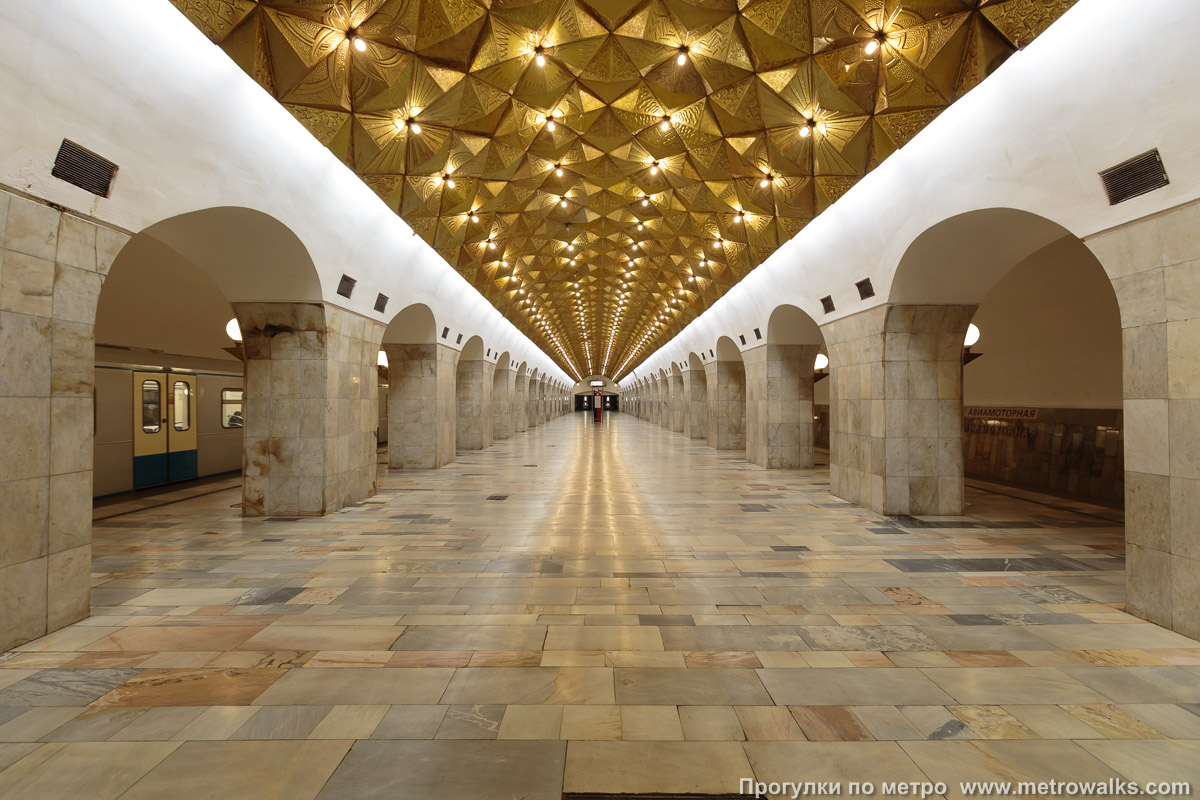 Фотография станции Авиамоторная (Калининская линия, Москва). Центральный зал станции, вид вдоль от глухого торца в сторону выхода.