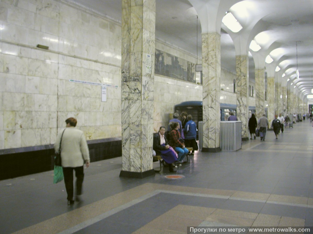 Фотография станции Автозаводская (Замоскворецкая линия, Москва). Вид по диагонали.
