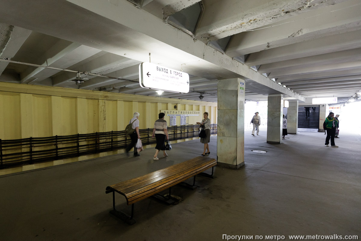 Фотография станции Багратионовская (Филёвская линия, Москва). Вид по диагонали.