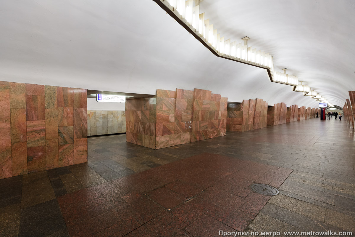 Фотография станции Баррикадная (Таганско-Краснопресненская линия, Москва). Вид по диагонали.