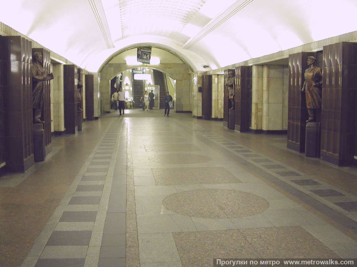 Фотография станции Бауманская (Арбатско-Покровская линия, Москва). Центральный зал станции, вид вдоль от глухого торца в сторону выхода.