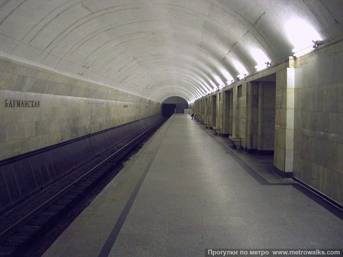 Фотография станции Бауманская (Арбатско-Покровская линия, Москва). Боковой зал станции и посадочная платформа, общий вид.
