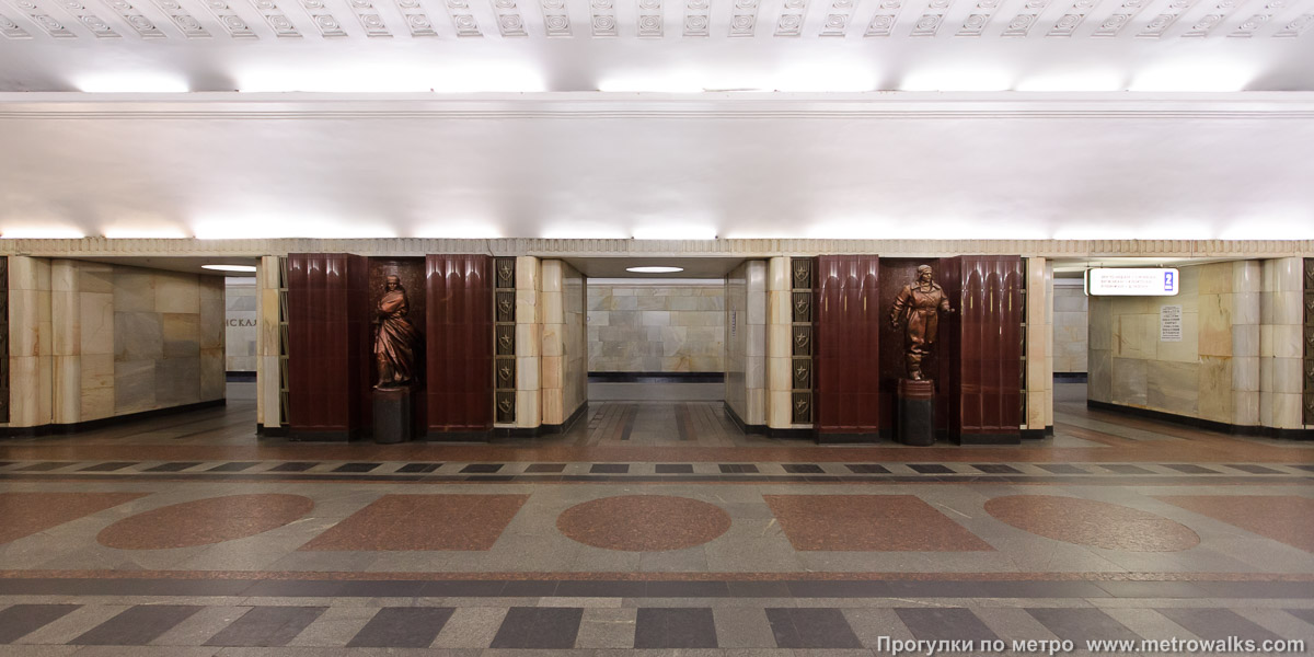 Фотография станции Бауманская (Арбатско-Покровская линия, Москва). Поперечный вид, проходы между пилонами из центрального зала на платформу.