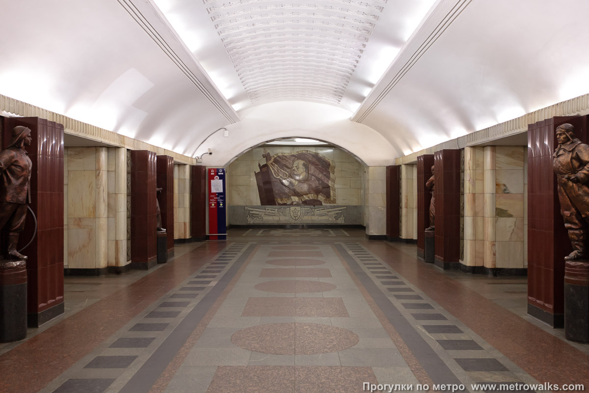 Фотография станции Бауманская (Арбатско-Покровская линия, Москва). Противоположная от входа часть станции.