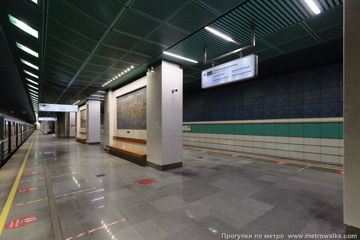 Фотография станции Беломорская (Замоскворецкая линия, Москва). Вид по диагонали. В южной, двухпролётной части станции.
