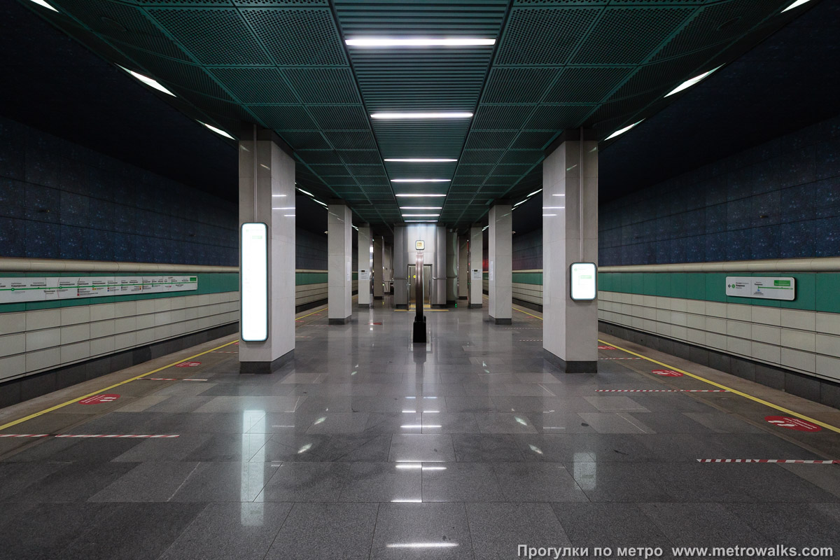 Фотография станции Беломорская (Замоскворецкая линия, Москва). Продольный вид центрального зала. В северной, трёхпролётной части станции.