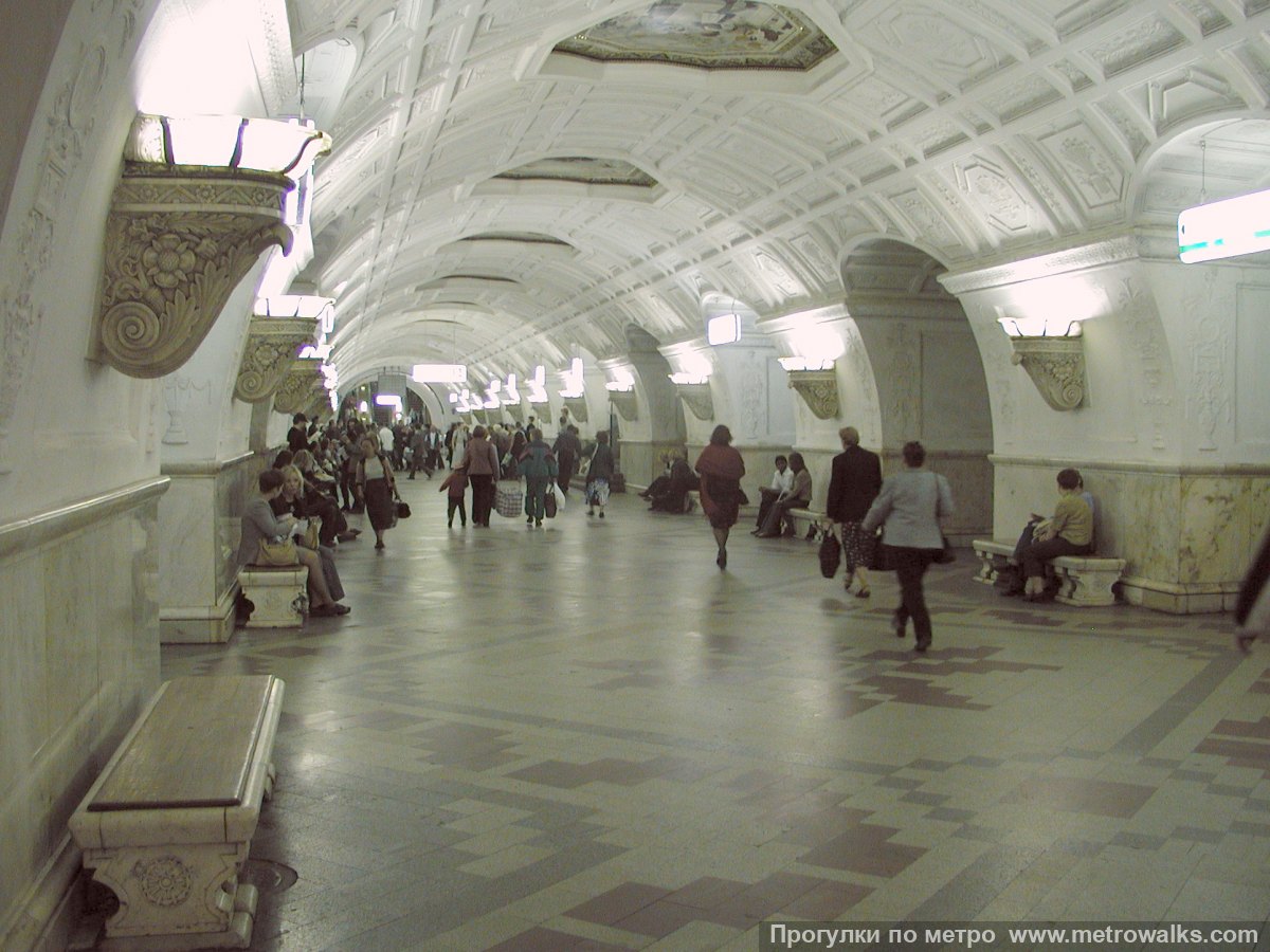 Фотография станции Белорусская (Кольцевая линия, Москва). Вид по диагонали.