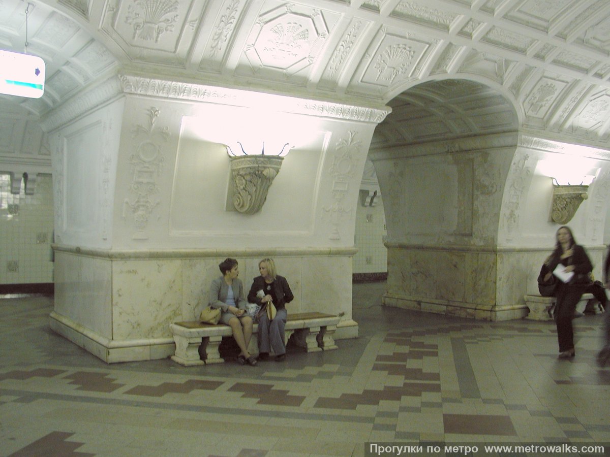Фотография станции Белорусская (Кольцевая линия, Москва). Пилон крупным планом.