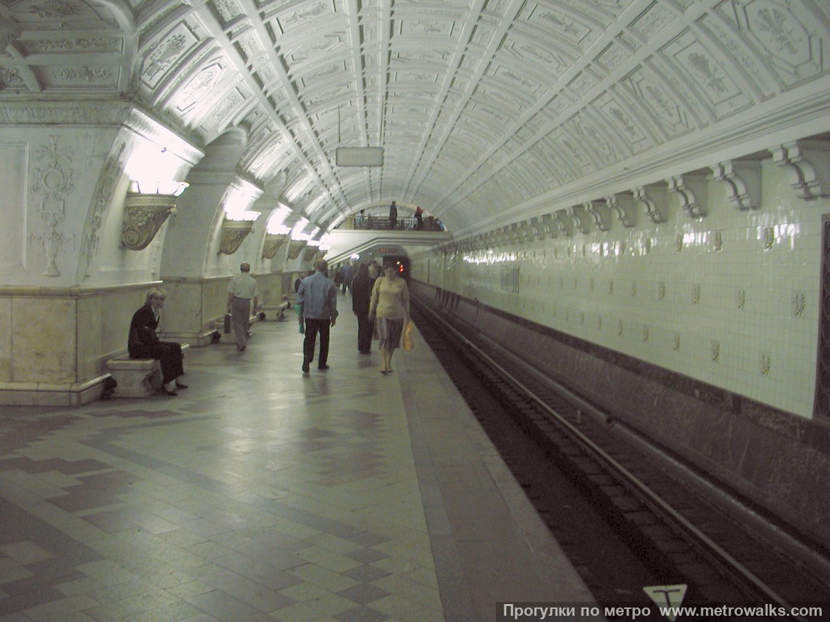 Фотография станции Белорусская (Кольцевая линия, Москва). Боковой зал станции и посадочная платформа, общий вид.