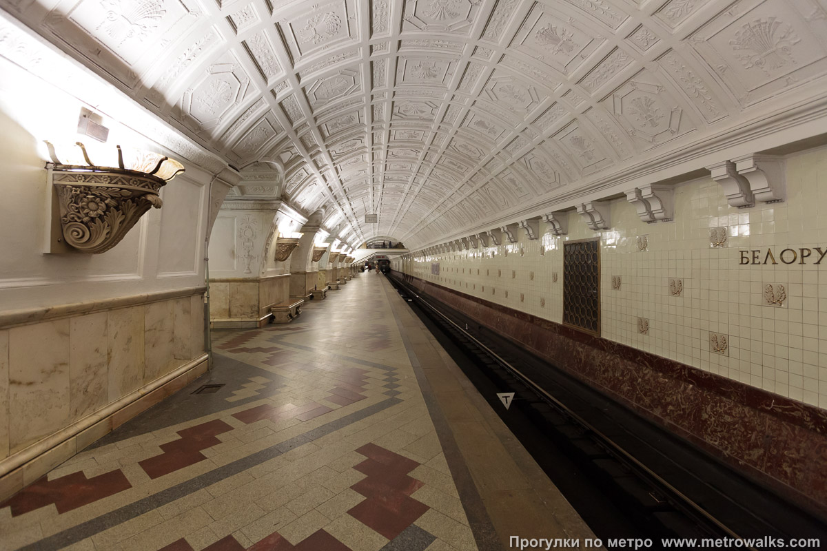 Фотография станции Белорусская (Кольцевая линия, Москва). Боковой зал станции и посадочная платформа, общий вид.